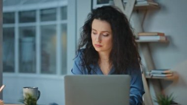 Geç saatlere kadar çalışan düşünceli yönetici planlama işleri. Modern ofiste dizüstü bilgisayar okuyan meşgul bir kadın. Şirket çalışanı bilgi analiz eden notlar alıyor. Proje yöneticisi çok çalışıyor.