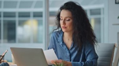 Gülümseyen iş kadını modern ofiste video konferansında iletişim kuruyor. Mutlu başarılı yönetici danışman müşteri online iş görüşmeleri. Neşeli ajans çalışanı akşamları dizüstü bilgisayar konuşuyor.