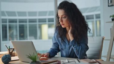 Ofisteki zaferi kutlayan mest olmuş iş kadını. Kapanış CEO 'su masadan e-posta yoluyla neşe alıyor. Mutlu yönetici çalışanı akşamları başarılı oluyor. Heyecanlı müdür, iyi haberleri kontrol et..