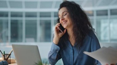 Modern ofiste telefonla konuşan neşeli bir kadın kendini mutlu hissediyor. Yakın plan patronu iş ortağı arıyor. Elinde neşe gösteren belgeler var. Akşam masasında akıllı telefondan başarıyı tartışan gülümseyen bir profesyonel.. 
