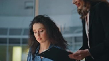 İş kadını akşamları asistan projesini tartışıyor. Satış analizlerini değerlendiren yakın plan kadınları laptopta çalışan iki gülümseyen meslektaşı takım başarısının keyfini çıkarıyorlar. Şirket takım çalışması kavramı