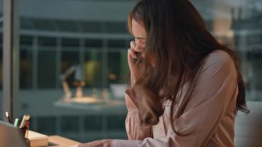 Endişeli iş kadını yakın çekimde sorunu tartışıyor. Akşamları cep telefonundan konuşan kızgın bir kadın belgeleri fırlatıyor. Profesyonel finans konuşması. Ofiste çatışan çılgın patron