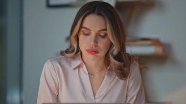 Bitkin yönetici gece ofisinde son teslim tarihinden önce çalışıyor. Kapak laptopunu kapatan kadın mola veriyor. Hayal kırıklığına uğramış bir kadın geç saatlere kadar finans raporu hazırlıyor. İş yerinde fazla mesai. 