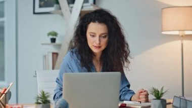 Masadaki başarıyı kutlayan neşeli menajer. Kapanış, akşam ofisindeki profesyonel tanıtım e-postalarını okumak için heyecanlı. Mutlu çalışanlar zaferin tadını çıkarıyorlar. İşçi başarıdan zevk alıyor