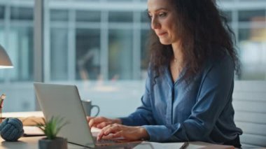 Akşamları laptopta sörf yapan neşeli bir işçi. Buro 'da kahvesini yudumlayan memnun iş kadını projesi. Pozitif gevşemiş yönetici işten sonra koltukta dinleniyor. Mutlu esmer kapanış bilgisayarı