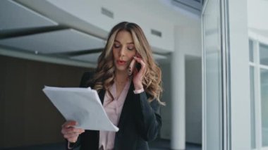 Sinir bozucu yönetici, yakın planda belgeleri tartışıyor. Stresli yönetici, belgeleri yürütme bürosuna atıyor. Ciddi profesyonel kadın çoklu görev çözme sorunları. Mutsuz patron konuşuyor..