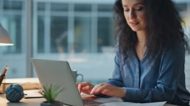 Ofiste geç saatlere kadar çalışan üretken bir kadın. Gülümseyen yönetici Buro 'daki mali istatistikleri analiz ediyor. Neşeli şirket yönetici avukatı yasal belgeleri okuyor. Kurumsal insanlar 