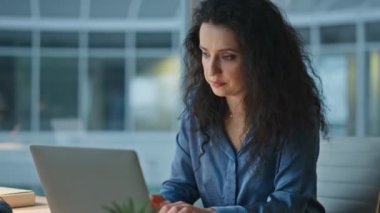 Dizüstü bilgisayar bilgilerini arayan bir şirket kadını. Yakın çekim odaklı CEO okuma kağıtları. Finans müdürü, bilgisayar kontrol belgelerini daktilo ediyor. İş gününde bağlılığı ortaya çıkaran ciddi ifade