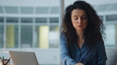 İş kadını ofiste hayal kırıklığı yaratan bir mesaj okuyor. Stresli yöneticinin düşünme sorunu akşam ofiste yakın planda çalışmak. Sinirli bayan cep telefonuna mesaj geliyor mu bak. Masadaki sinirli girişimci.