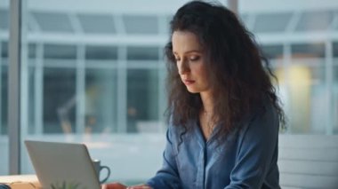 Akşamları bilgisayar yazan çok çalışan bir kadın. Modern ofiste yorgun ve yorgun hisseden bir bayan. Mutsuz profesyonel çözme sorunu masadaki bilgisayarı kapatıyor. Baş ağrısı olan bir şirket çalışanı.