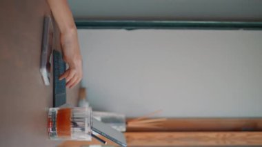 Kafeteryada çalışan Asyalı serbest çalışan panoramik pencereyi kapatın. Kafe masasının dikey görünümünde dizüstü bilgisayarı daktilo eden odaklanmış bir iş kadını. Güzel kız uzaktan çalışan internetteki interneti kullanarak sörf yapıyor..