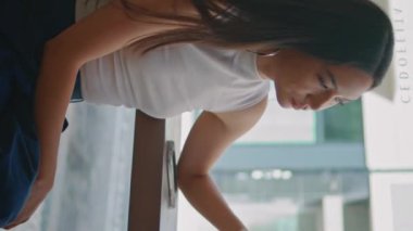 Modern kafede ciddi bir kadın bekliyor. Yakın çekim. Güzel Çinli kız samanla limonata karıştırıyor. Dikey masada tek başına oturuyor. Sakin esmer, lokantadaki sıkıcı sokağa bakıyor..