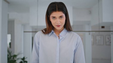 Kendine güveni olan girişimci ofis salonunu kapatıyor. Çağdaş iş merkezinde kameraya bakan gülümseyen kadın. Projede çalışan çekici bir kadın yönetici. Pazarlama direktörü tasarımcısı.