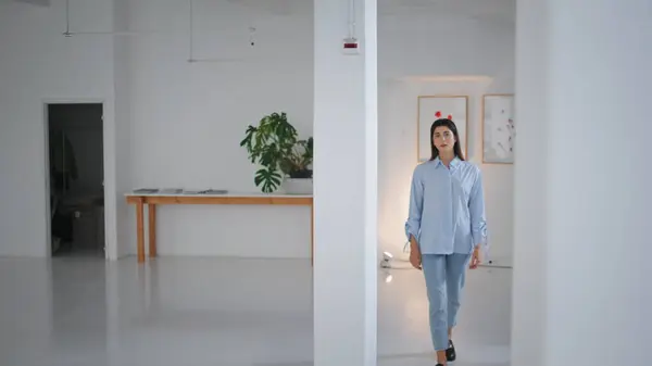 Stock image Successful businesswoman posing office. Confident brunette woman lean white wall looking camera in casual outfit. Proud young designer model working in contemporary art gallery. Business owner concept