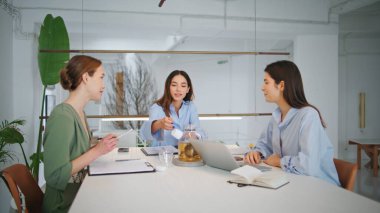 Ofiste iş projesini tartışan kadınlar. Şirket yöneticileri çağdaş stüdyoda birlikte çalışıyorlar. Çay paylaşım deneyimi sunan rahat kız akıl hocası. Gülümseyen tasarımcılar evde müşteriye danışıyor.