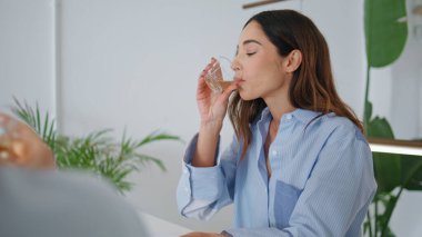 İş arkadaşlarıyla su içen bir kadın. Konferans odasında çay yudumlayan ekiple başarılı bir yönetim kurulu başkanı. Çekici kız profesyonel planlama ofiste proje tartışması.