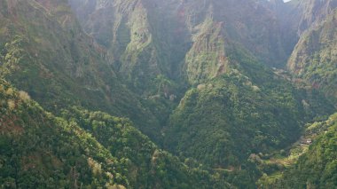 Hava manzarası yeşil dağları yemyeşil eder ve dik uçurumlar manzarayı oluşturur. Sakin vadide engebeli araziyi kaplayan yoğun orman. Doğal güzellik ve dingin keşifler için el değmemiş vahşi doğa..