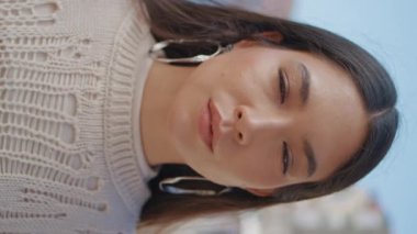 Baştan çıkarıcı model nehir manzaralı gizemli bir şekilde dikey kamera portresi gibi görünüyor. Güneşli bir günde uzun esmer saçlı bir kadın yaz tatilinin tadını çıkarıyor. Genç Latin kız şehre bakıyor.