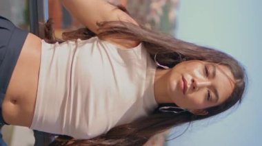 Yaz tatili portresinde kendine güvenen bir kadın poz veriyor. Rahatlamış Latin kız kameraya bakıyor ve Sunshine Köprüsü dikey manzarasında rüzgarlı havanın tadını çıkarıyor. Güzel bayan dışarıda dinleniyor. Turizm hayatı