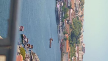 Sakin şehir manzarası nehir manzaralı panoramik çekim. Gemide su dinlenme alanı var. Mavi gökyüzü deniz kasabasındaki kırmızı çatılar dikey yönelimli mimari. Samimi limanda bir sürü tekne var. Huzurlu şehir manzarası
