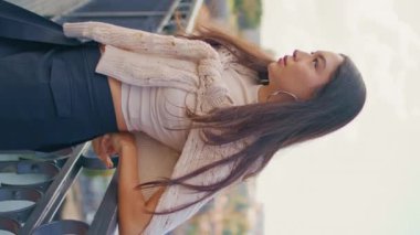 Köprüde dikilip şehir manzarasını izleyen düşünceli kız. Üzgün kadın nehir manzarasına dik dik bakıyor. Düşünceli bayan şehir manzarasında kişisel sorunlar yaşıyor. Yalnızlık kavramı