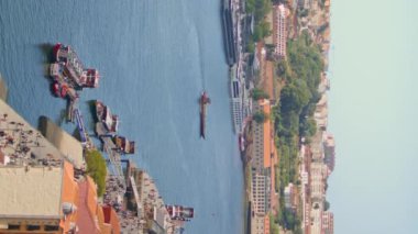 Şehir panorama nehri manzarası. Kırmızı çatıları olan, güneşli mavi gökyüzü. Mimari, turkuvaz su kıyısı dikey görüntüsü üzerine bir bölge geliştirdi. Kanalda yüzen gemi. Birçok yat park limanı 