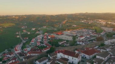 Kırsal bölgeye yerleşmiş havadan görünüşlü bir banliyö mahallesi. Yeşil tarlaları ve dolambaçlı yolları olan manzaralı bir yer. Kırmızı çatıları olan evler kırsal çevreye karışıyor. Güzel şehir manzarası