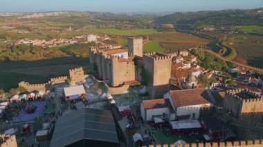 Güzel kırsalda ortaçağ şatosu olan hava manzaralı turistik bir şehir. Tahkimat duvarları olan tarihi mimari ve doğa yeşilliğine inşa edilmiş antik binalar. Kasabada taş kuleler yükseliyor..