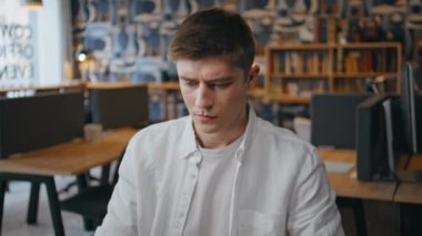 Odaklanmış programcı ofis kapanışı. Işık eşleşmesinde bilgisayar klavyesini yazacak fikirler üreten girişimci bir adam. Modern iş yerinde poz veren yakışıklı, gülümseyen bir yönetici.
