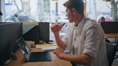 Düşünceli programcı sabahları bilgisayar masasında oturuyor. İnternette elinde kalem tutan kendine güvenen bir adam. Düşünceli yönetici iş yerinde problem çözümü düşünüyor 