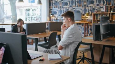 Rahat iş adamı konuşuyor. Akıllı telefon. Ofiste koltukta oturuyor. Modern iş yerinde cep telefonuyla konuşan sakin iş adamı dinleniyor. Pozitif adam telefonda konuşuyor. 