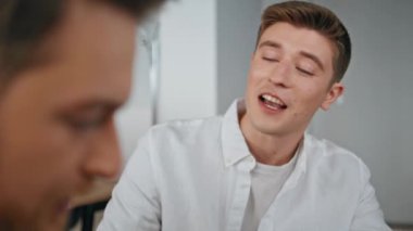 Ofiste konuşan gülümseyen ortaklar. Hafif işyerindeki yaratıcı tasarımcı danışmanı. Finans meslektaşları şirket projesinde birlikte beyin fırtınası yapıyorlar. İş adamları yaşam tarzı kavramı 