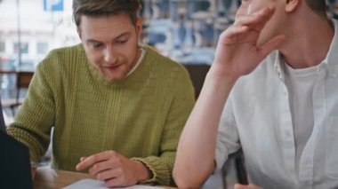 Konferans odasında birlikte çalışan esinlenilmiş iş ekibi. Panoramik pencere ofisinde toplantı odasında beyin fırtınası yapan yaratıcı iş arkadaşları. Ortaklar açılışı tartışıyor 