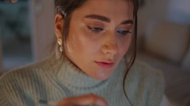 Kameraya bakan gülümseyen öğrenci akşam evde resim öğreniyor. Esmer, mutlu bir kadın, gece apartmanında uzaktan poz veriyor. Romantik kadın yazar elinde kalemle geç saatlere kadar çalışmaktan zevk alıyor.