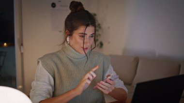 Bilgisayardaki akıllı telefondan içeriği kontrol eden bir kadın geç saatte iş yerini kapatıyor. Kablosuz kulaklıklı esmer öğrenci sıcak bir evde internetten konuşuyor. Evdeki aletleri kullanmakla meşgul bir kadın.