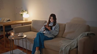 Uzaktan kumandalı bir iş yerinde elinde tablet tutan dalgın bir yönetici. Genç, kendine güvenen bir bayan akşam oturma odasında bankaya yatırarak online ödeme yapıyor. Çekici serbest yazar rahat koltukta dijital bilgisayarda çalışıyor.