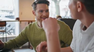 Beyin fırtınası yapan iki adamı kapatıyoruz. Yaratıcı gülümseyen iş arkadaşları tasarımcılara odaklanmış iş yerinde tartışan notlara bakıyorlar. Modern ajans kabinesinde takım olarak konuşuyoruz. Meslek kavramı