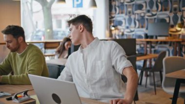 Odaklanmış bir adam takım arkadaşına ofis yönetim kurulu odasını kapatmasını söylüyor. Genç ortaklar iş fikirlerini tartışıyor yaratıcı ekip konferans odasında kurumsal gelişim hakkında konuşuyor. İş hayatı