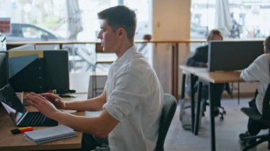 Panoramik iş yerindeki bilgisayarlara mesaj atan ilham verici bir adam. Açık alanda iş meselelerini çözen ciddi sakin bir yönetici. Çekici genç programcı iş arasında ellerini uzatarak bilgisayarın kapağını kapattı.