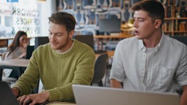 Arkadaş canlısı iş arkadaşları bilgisayarda birlikte çalışıyorlar. Proje yöneticileri ofiste mali verileri tartışıyor. Profesyonel analist denetleyici not yazma gözlemcisi. Takım çalışması işbirliği kavramı 