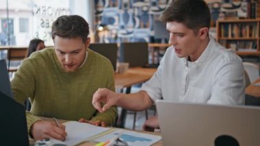 Genç ortaklar ofis yönetim kurulunda iş görüşmelerini yakın planda tutuyorlar. Zeki yaratıcı ekip konferans odasında kurumsal gelişim hakkında konuşuyor. Çalışma sürecini koordine eden yönetici yönetici 