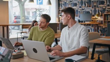 Ofis kapanışından bahseden iki adam. Genç tasarımcı dizüstü bilgisayardaki projeyi erkek asistanıyla konuşuyor. Gülümseyen meslektaşlar bilgisayar ekranını tartışıyor. Ortaklar şirket odasında anlaşmayla çalışır. 