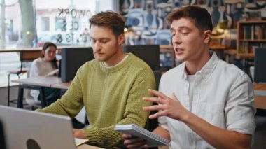 Mutlu işçiler modern ofiste sanal toplantı konuşuyorlar. Tatmin olmuş iş adamları internette başarılı pazarlıklar yaparken rahat hissediyorlar. Gülümseyen şirket sahipleri birlikte web kamerasında konuşuyor. 