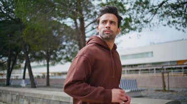 Fitness sporcusu sabahları şehirde koşuyor. Sokakta kardiyo egzersizi yapmaya kararlı bir adam. Zinde esmer adam parkta koşmaktan hoşlanıyor. Yakışıklı odaklı sporcu antrenmanı dışarıda.