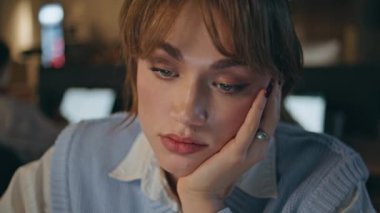 Sıkıcı bayan ofis kapanışı. Yorgun kadın, gece portresindeki uzaktan çalışmadan bıkmış gibi görünüyor. Dizüstü bilgisayar kullanan aşırı çalışan serbest çalışan kadın akşam kabinesinde baş ağrısı çekiyor. Aşırı yüklenmiş kız