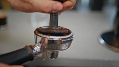 Kafeteryada kapuçino hazırlayan baristalar ve modern espresso makineleri. Kahve dükkanındaki profesyonel lezzetli taze içecekler yapıyor. Bilinmeyen kafe işçisi koyu aromalı kahve sıkıyor. 