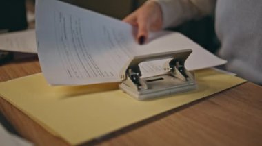 İş kadını, son zamanlarda yakın planda çalışan önemli belgeleri teslim ediyor. Akşamları açık alanda evrak işleriyle uğraşan tanınmayacak kadar meşgul bir kadın. Ofisteki kadın, kabinede mali raporları düzenliyor.