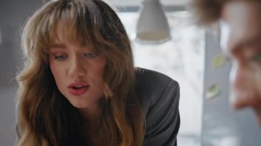 Kadın yönetici, konferans odasında iş arkadaşıyla konuşuyor. Genç iş adamları toplantı odasında fikir alışverişinde bulunuyor. Patroniçe, adamla strateji konuşmasını açıklıyor. Şirket yaşam tarzı 