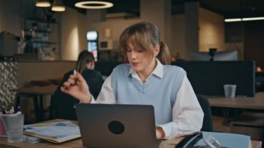 Açık alanda kalem tutan odaklı metin yazarı notları. Şirket ofisindeki belgelere yazı yazan ciddi bir iş kadını. Şık bir bayan, iş yerinin iç kısımlarında görevleri çözüyor. Çalışma konsepti 