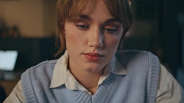 Bütün gece çalışan sekreter e-postaları yakından okuyor. Karanlık iç mekanlara bakan geç çalışan işçiler. Odaklanmış yönetici bayan akşam işyerinde monitör izliyor. Ciddi iş kadını görevleri çözüyor